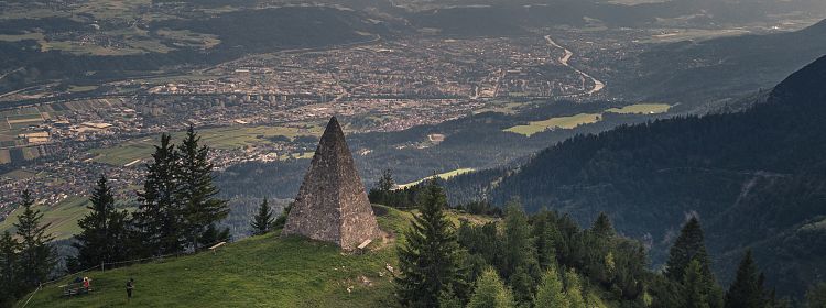 https://presse.hall-wattens.at/media/newsletter/kaisersaeule-mit-blick-auf-das-inntal-kraftort-thaur-hall-wattens.at-2.jpg